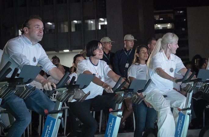 De izquierda a derecha, el alcalde de Cali, Alejandro Éder; la ministra de Ambiente, Susana Muhamad; y la gobernadora del Valle, Dilian Francisca Toro; montan en bicicletas generadoras de energía durante el lanzamiento oficial del logo de la COP16. 