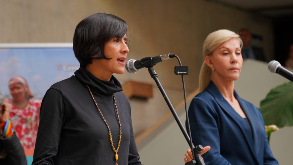 La ministra de Ambiente, Susana Muhamad se pronuncia al público durante la instalación del comité directivo de la COP16, de fondo se ve a la derecha a la gobernadora del Valle, Dilian Francisca Toro. 