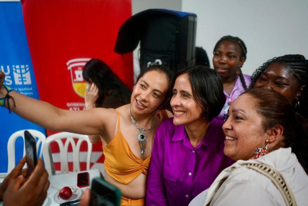 Un grupo de mujeres se toman una selfi con la ministra Susana Muhamad, durante un encuentro previo a la COP16.