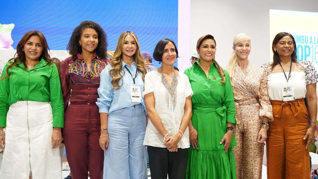 Un grupo de mujeres, entre ellas la ministra de Ambiente, Susana Muhamad, la gobernadora del Valle, Dilian Francisca Toro, y otras; posan para una foto durante la cumbre de gobernadores y CAR de cara a la COP16.