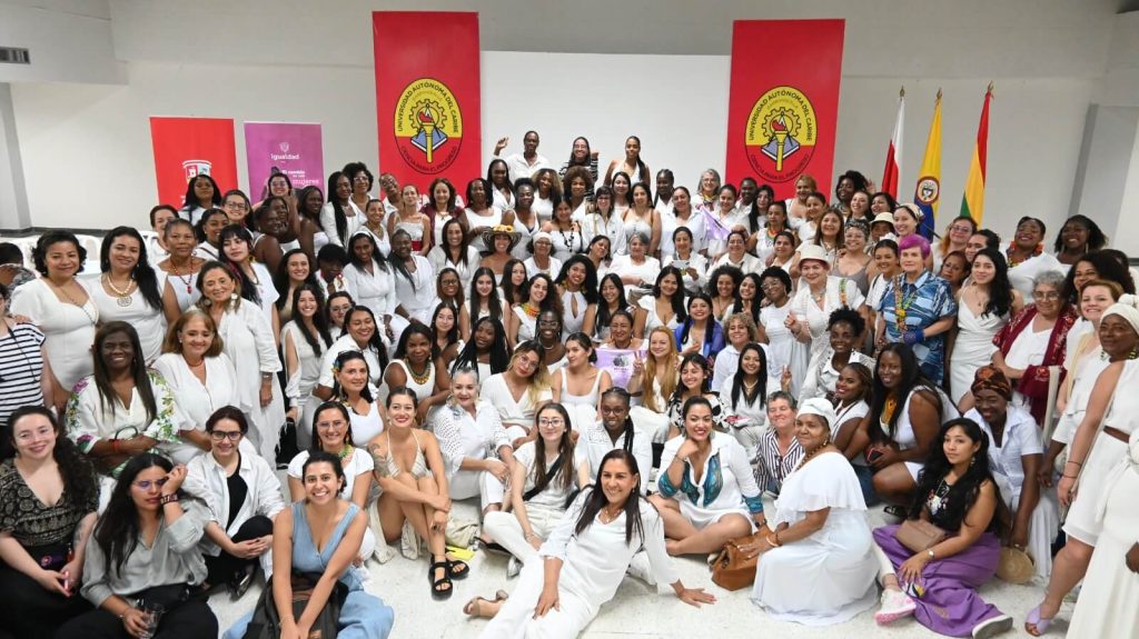 Decenas de mujeres colombianas posan para una foto multitudinaria durante el encuentro en Barranquilla, previo a la COP16.