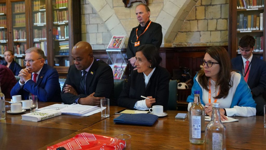 El embajador de Colombia en el Reino Unido, Roy Barreras, el canciller colombiano, Luis Gilberto Murillo, y la ministra de Ambiente, Susana Muhamad, sentados en una mesa durante una visita al parlamento británico para fortalecer alianzas de cara a la COP16. 