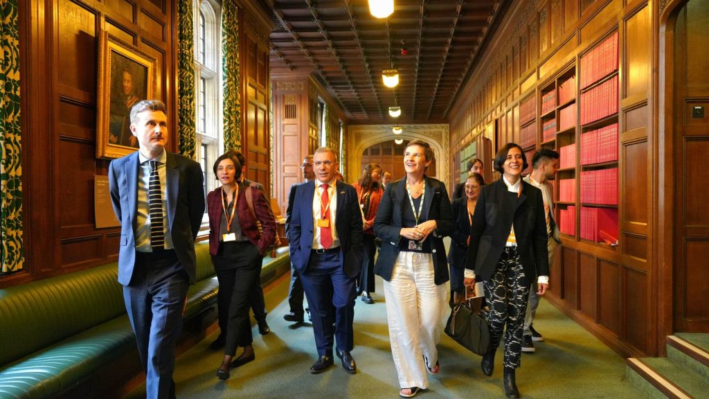 La ministra de Ambiente, Susana Muhamad, junto con el embajador de Colombia en el Reino Unido, Roy Barreras; visitan el parlamento inglés en el marco de la COP16. En el recorrido los acompañan varias personas.