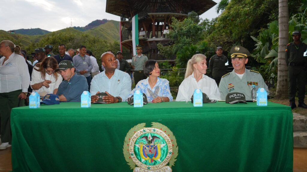 Mesa directiva del lanzamiento de la Policía del Agua, conformada de izquierda a derecha por: el alcalde de Cali, Alejandro Eder; el canciller, Luis Gilberto Murillo; la ministra de Ambiente; Susana Muhamad, la gobernadora del Valle, Dilian Francisca Toro; y el director de la Policía Nacional, general William Salamanca. 