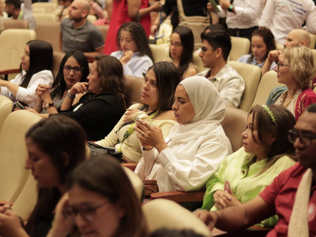 Imagen de varias mujeres, algunas de ellas extranjeras, asistiendo a una de las conferencias de la agenda político académica de la Zona Verde. 